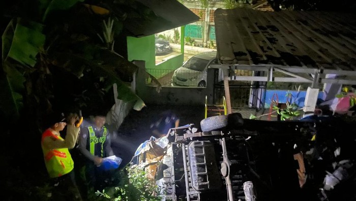 Angkot tersambar kereta di dekat Gang Aigi, Bogor
