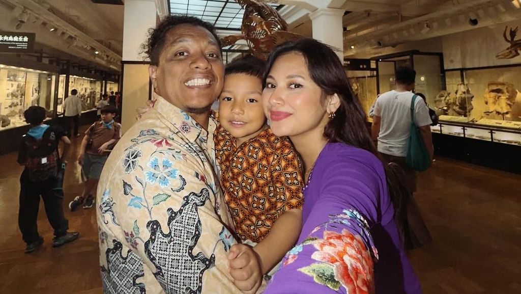 Arie Kriting-Indah Permatasari Pakai Pakaian Favorit Saat Keliling Jepang