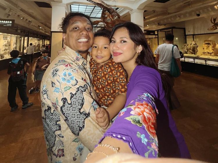 Arie Kriting-Indah Permatasari Pakai Pakaian Favorit Saat Keliling Jepang
