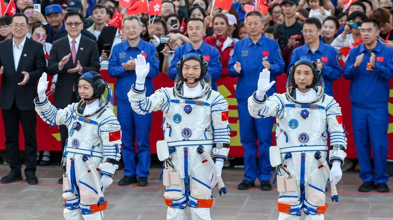 Tiga astronot China tampak melambaikan tangan dalam upacara pelepasan sebelum menjalankan misi luar angkasa Shenzhou-23 menuju stasiun ruang angkasa Tiangong. Momen tersebut berlangsung di Pusat Peluncuran Satelit Jiuquan, dekat Jiuquan, Provinsi Gansu, China, Minggu (24/5/2026). REUTERS/Maxim Shemetov