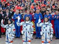 Astronot China Lambaikan Tangan Jelang Misi Shenzhou-23
