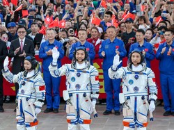 Astronot China Lambaikan Tangan Jelang Misi Shenzhou-23