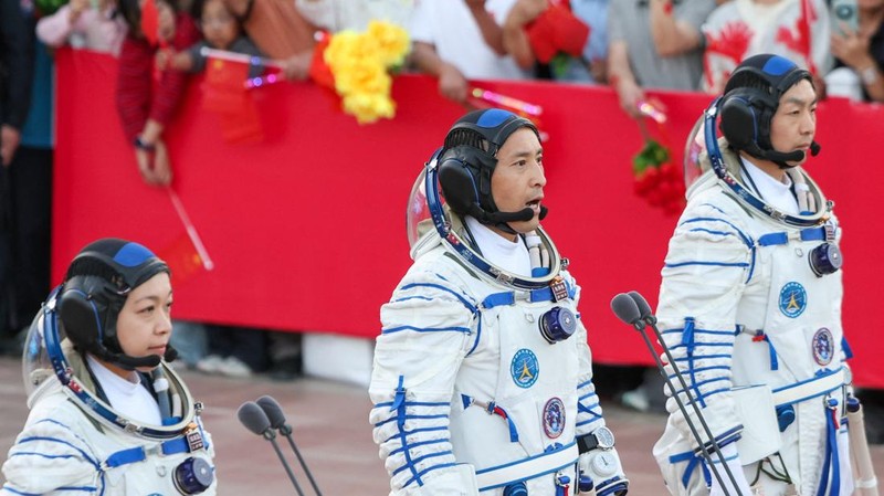 Tiga astronot China tampak melambaikan tangan dalam upacara pelepasan sebelum menjalankan misi luar angkasa Shenzhou-23 menuju stasiun ruang angkasa Tiangong. Momen tersebut berlangsung di Pusat Peluncuran Satelit Jiuquan, dekat Jiuquan, Provinsi Gansu, China, Minggu (24/5/2026). REUTERS/Maxim Shemetov