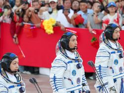 Astronot China Lambaikan Tangan Jelang Misi Shenzhou-23