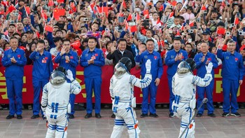 Lai Ka-ying tercatat sebagai astronot pertama dari Hong Kong yang turut serta dalam misi tersebut. Momen perpisahan itu menjadi simbol dimulainya perjalanan penting dalam rangkaian misi eksplorasi luar angkasa negara tersebut. REUTERS/Maxim Shemetov