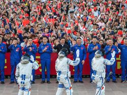 Astronot China Lambaikan Tangan Jelang Misi Shenzhou-23