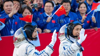 Para astronot yang terdiri dari Zhu Yangzhu, Zhang Zhiyuan, dan Lai Ka-ying terlihat mengenakan pakaian antariksa dan berdiri di panggung kehormatan sebelum keberangkatan. REUTERS/Maxim Shemetov
