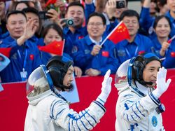 Astronot China Lambaikan Tangan Jelang Misi Shenzhou-23