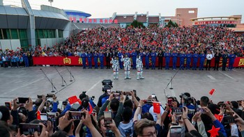  Tiga astronot China tampak melambaikan tangan dalam upacara pelepasan sebelum menjalankan misi luar angkasa Shenzhou-23 menuju stasiun ruang angkasa Tiangong. Momen tersebut berlangsung di Pusat Peluncuran Satelit Jiuquan, dekat Jiuquan, Provinsi Gansu, China. REUTERS/Maxim Shemetov