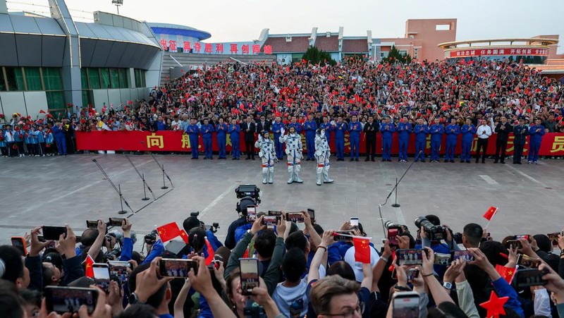 Tiga astronot China tampak melambaikan tangan dalam upacara pelepasan sebelum menjalankan misi luar angkasa Shenzhou-23 menuju stasiun ruang angkasa Tiangong. Momen tersebut berlangsung di Pusat Peluncuran Satelit Jiuquan, dekat Jiuquan, Provinsi Gansu, China, Minggu (24/5/2026). REUTERS/Maxim Shemetov