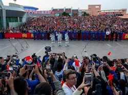 Astronot China Lambaikan Tangan Jelang Misi Shenzhou-23