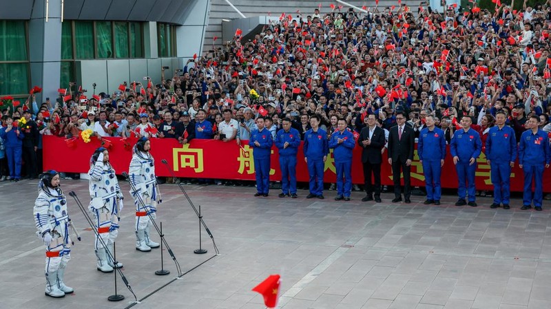 Tiga astronot China tampak melambaikan tangan dalam upacara pelepasan sebelum menjalankan misi luar angkasa Shenzhou-23 menuju stasiun ruang angkasa Tiangong. Momen tersebut berlangsung di Pusat Peluncuran Satelit Jiuquan, dekat Jiuquan, Provinsi Gansu, China, Minggu (24/5/2026). REUTERS/Maxim Shemetov