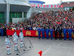 Astronot China Lambaikan Tangan Jelang Misi Shenzhou-23