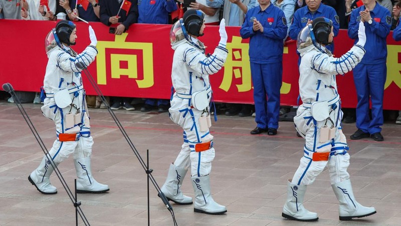Tiga astronot China tampak melambaikan tangan dalam upacara pelepasan sebelum menjalankan misi luar angkasa Shenzhou-23 menuju stasiun ruang angkasa Tiangong. Momen tersebut berlangsung di Pusat Peluncuran Satelit Jiuquan, dekat Jiuquan, Provinsi Gansu, China, Minggu (24/5/2026). REUTERS/Maxim Shemetov