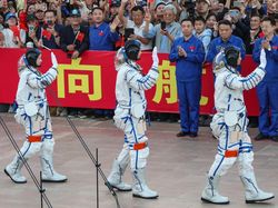 Astronot China Lambaikan Tangan Jelang Misi Shenzhou-23