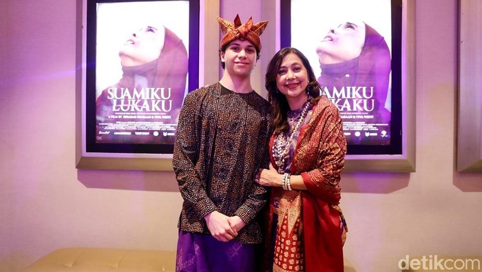 Ayu Azhari ajak Lenon nonton bareng film Suamiku Lukaku.