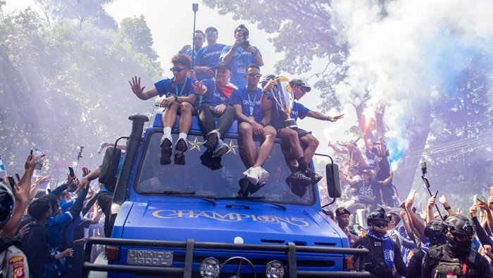 Warga menyapa tim dan ofisial Persib Bandung saat konvoi juara BRI Super League 2025-2026 di Bandung, Jawa Barat, Minggu (24/5/2026). Ribuan warga mengikuti konvoi di sejumlah ruas jalan Kota Bandung untuk merayakan keberhasilan Persib Bandung meraih gelar juara Liga Indonesia tiga kali secara beruntun. ANTARA FOTO/Novrian Arbi