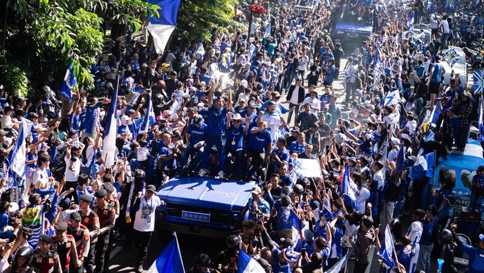 Warga menyapa tim dan ofisial Persib Bandung saat konvoi juara BRI Super League 2025-2026 di Bandung, Jawa Barat, Minggu (24/5/2026). Ribuan warga mengikuti konvoi di sejumlah ruas jalan Kota Bandung untuk merayakan keberhasilan Persib Bandung meraih gelar juara Liga Indonesia tiga kali secara beruntun. ANTARA FOTO/Novrian Arbi
