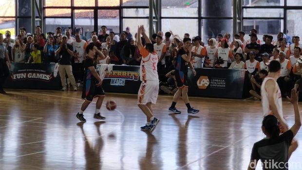 Basket Celebrity Match De' Legend Vs UGM Stars dalam rangka Jogja Run D-City di GIK UGM, Minggu (24/5/2026).