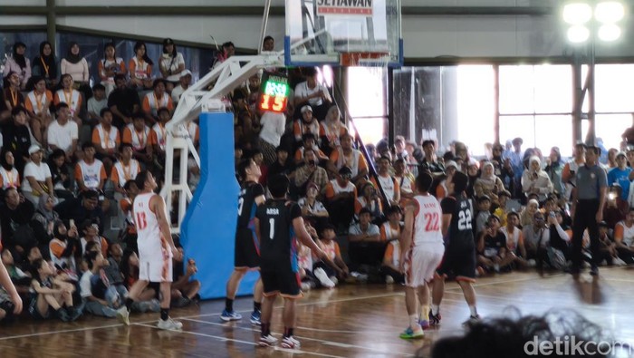 Basket Celebrity Match De Legend Vs UGM Stars dalam rangka Jogja Run D-City di GIK UGM, Minggu (24/5/2026).