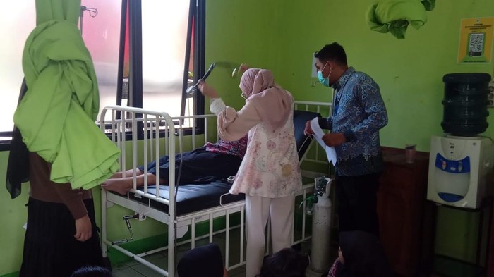 Belasan siswa SD di Sambas diduga keracunan MBG.