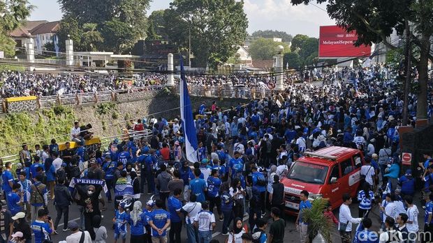 Bobotoh menunggu konvoi Persib di kawasan Viaduct, Kota Bandung.