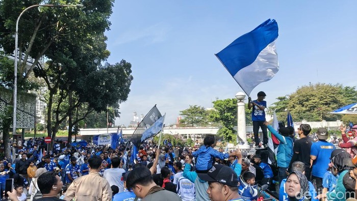 Bobotoh menunggu konvoi Persib di kawasan Viaduct, Kota Bandung.