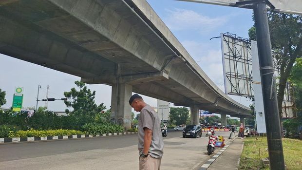 Paman yang juga orang tua angkat korban, mengecek TKP penemuan jasad AA di Jalan Sholeh Iskandar, Minggu (24/5/2026).