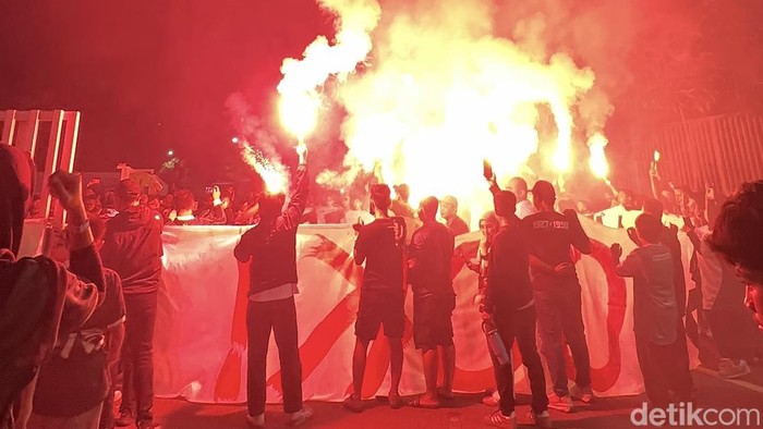 Bonek nyalakan flare usai pertandingan terakhir Persebaya di Super League 2026.