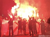 Manajer Persebaya Semprot Suporter soal Flare-Spanduk