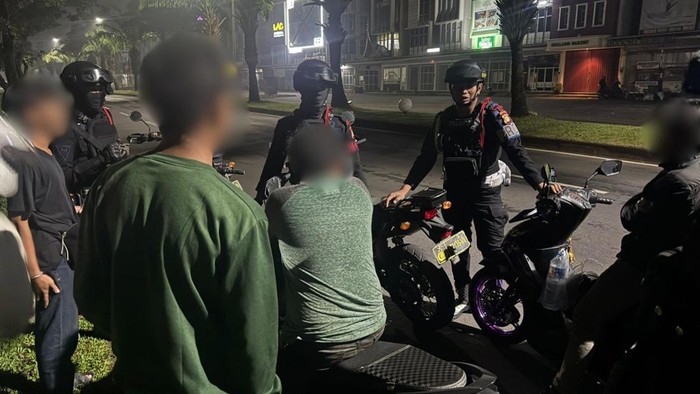 Brimob PMJ membubarkan balap liar di Bekasi.