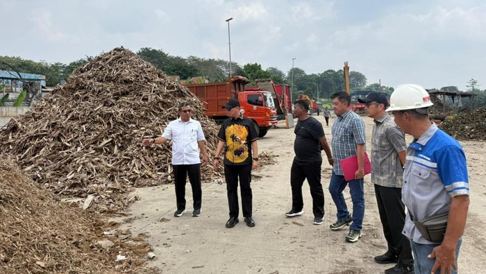 Bupati OKU Teddy Meilwansyah saat meninjau fasilitas pengolahan sampah RDF Plant Jakarta