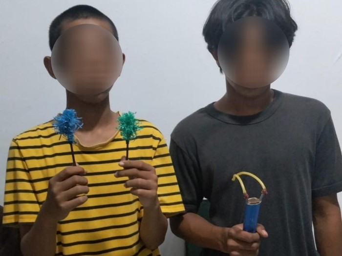 Dua remaja diduga hendak serang warga pakai busur di Makassar ditangkap.