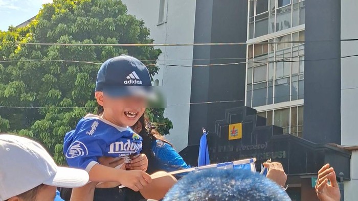 Evakuasi anak di tengha kerumunan bobotoh di Jl Asia Afrika, Kota Bandung