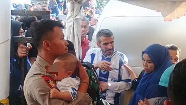 Evakuasi anak di tengha kerumunan bobotoh di Jl Asia Afrika, Kota Bandung Evakuasi anak di tengha kerumunan bobotoh di Jl Asia Afrika, Kota Bandung