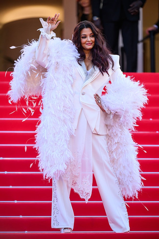 Suit it up. Aishwarya Rai tampil glamor dengan setelan putih berbulu karya Cheney Chan. (Foto: Lionel Hahn/Getty Images)