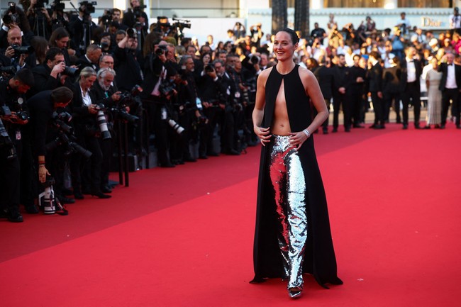 Abs day. Aktris Renate Reinsve memamerkan perut ratanya dengan outfit keluaran Louis Vuitton. (Foto: REUTERS/Manon Cruz)