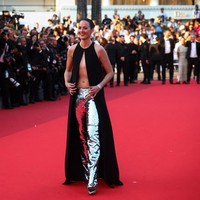 Abs day. Aktris Renate Reinsve memamerkan perut ratanya dengan outfit keluaran Louis Vuitton. (Foto: REUTERS/Manon Cruz)