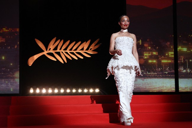 Wear your garden. Ruth Negga, aktris sekaligus juri Cannes tahun ini, bergaya maksimal dengan gaun putih penuh detail bunga yang dirancang khusus oleh Jonathan Anderson dari rumah mode Dior. (Foto: REUTERS/Marko Djurica)