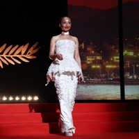 Wear your garden. Ruth Negga, aktris sekaligus juri Cannes tahun ini, bergaya maksimal dengan gaun putih penuh detail bunga yang dirancang khusus oleh Jonathan Anderson dari rumah mode Dior. (Foto: REUTERS/Marko Djurica)