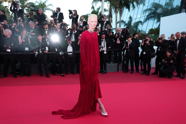 Simply (lady in) red. Tilda Swinton mendefinisikan ulang keglamoran dengan gaya minimal darii terusan kaftan merah Chanel ini.  (Foto: REUTERS/Gonzalo Fuentes)