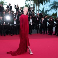 Simply (lady in) red. Tilda Swinton mendefinisikan ulang keglamoran dengan gaya minimal darii terusan kaftan merah Chanel ini.  (Foto: REUTERS/Gonzalo Fuentes)