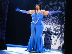 Lizzo Bikin Heboh di Cannes, Gaun Tindik Palsu Bertabur 3.000 Karat Berlian