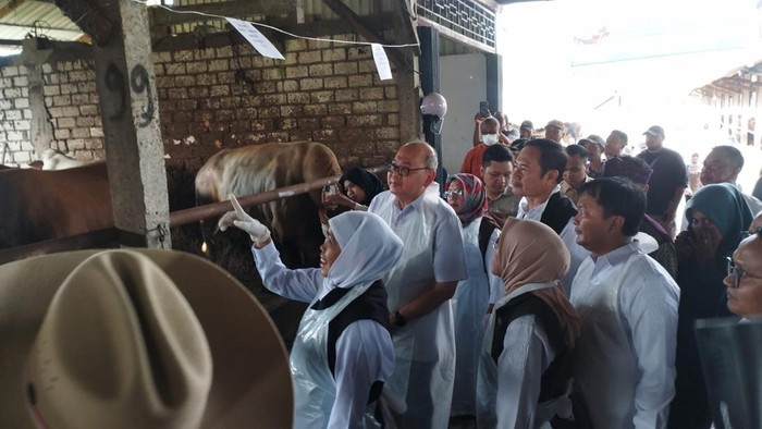 Gubernur Jatim Khofifah Indar Parawansa berkunjung Koperasi Ternak Gunungrejo Makmur di Dusun Banyuurip, Desa Gunungrejo, Kecamatan Kedungpring.