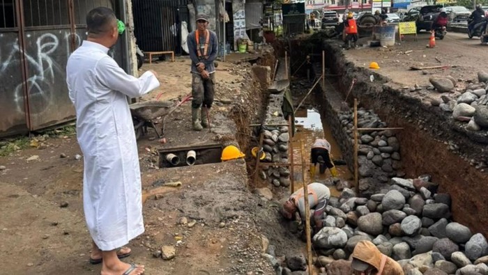 Gubernur Sulsel Andi Sudirman Sulaiman meninjau pembangunan drainase dan Jalan Hertasning Makassar.