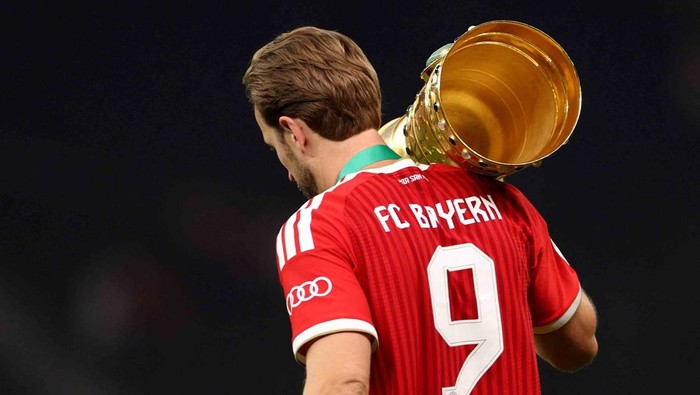 Klub raksasa Jerman, Bayern Munich, sukses menutup musim 2025/2026 dengan raihan dua gelar setelah menjuarai DFB-Pokal. Die Roten memastikan trofi usai menaklukkan VfB Stuttgart dengan skor telak 3-0 pada partai final yang berlangsung di Olympiastadion Berlin, Minggu (24/5/2026) dini hari WIB. REUTERS/Lisi Niesner