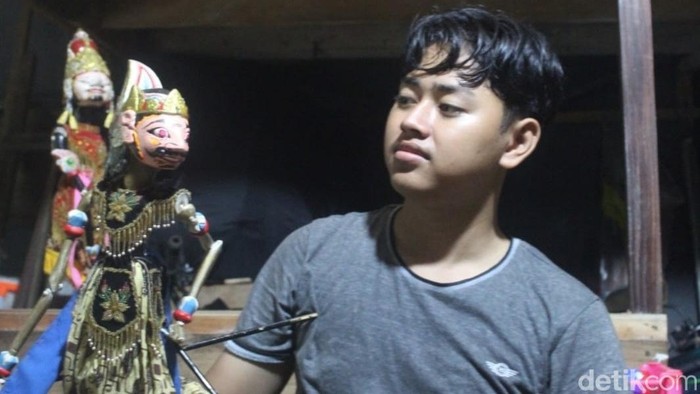 Ilham saat memegag wayang