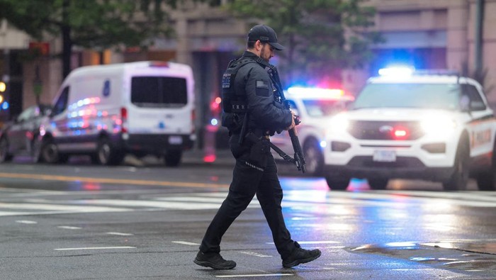 Situasi tegang terjadi di kawasan sekitar White House setelah diduga terdengar suara tembakan pada Sabtu (23/5/2026) (REUTERS)