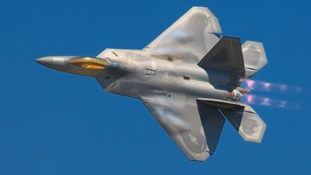 1. Lockheed Martin F-22 Raptor (USD 143 juta). F-22 Raptor buatan Lockheed Martin adalah salah satu jet tempur terbaik dunia. Bisa ngebut Mach 2,25, avionik canggih untuk misi siluman, jarak jelajah 1.600 mil laut. Sudah 195 unit dibangun, pengguna utama adalah US Air Force. Tapi Lockheed juga mengakui jet tempur ini mahal untuk dijual ke negara lain. Foto: Wikimedia Commons