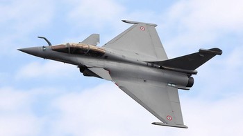 2. Dassault Rafale (USD 125 juta). Dassault dari Prancis punya Rafale, jet tempur termahal kedua di dunia. Bisa ngebut Mach 1,8, jarak jelajah 2.000 mil laut. Kalah siluman dibanding F-22 tapi punya SPECTRA yang bisa nge-jam pesawat musuh. Rafale bisa multiperan, dari serangan darat, pencegatan, duel udara bahkan bisa bawa rudal nuklir. Sudah 259 unit dibangun dan Indonesia beli 66 unit Rafale. Foto: Wikimedia Commons